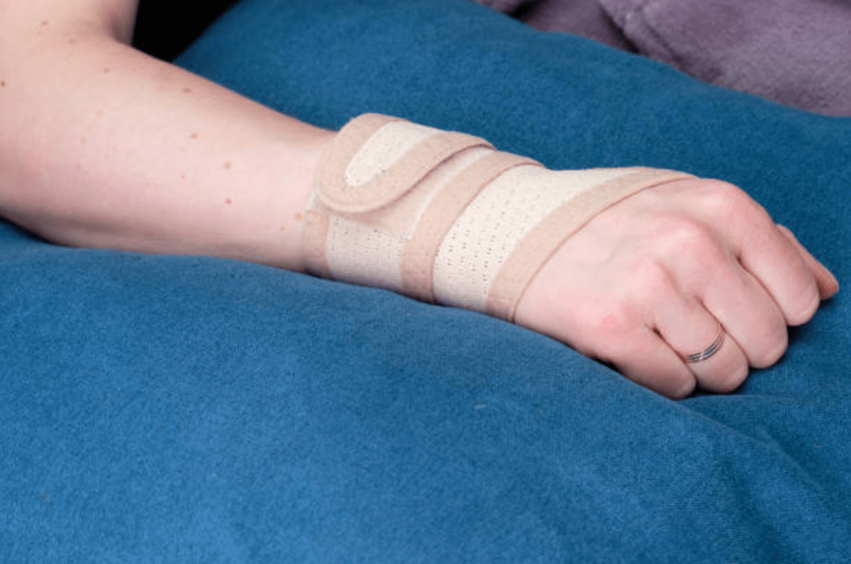 Sleep with carpal tunnel syndrome wrist brace